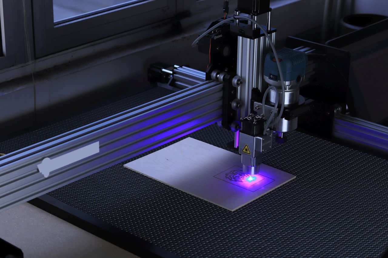 CNC laser engraving machine processing material with precision