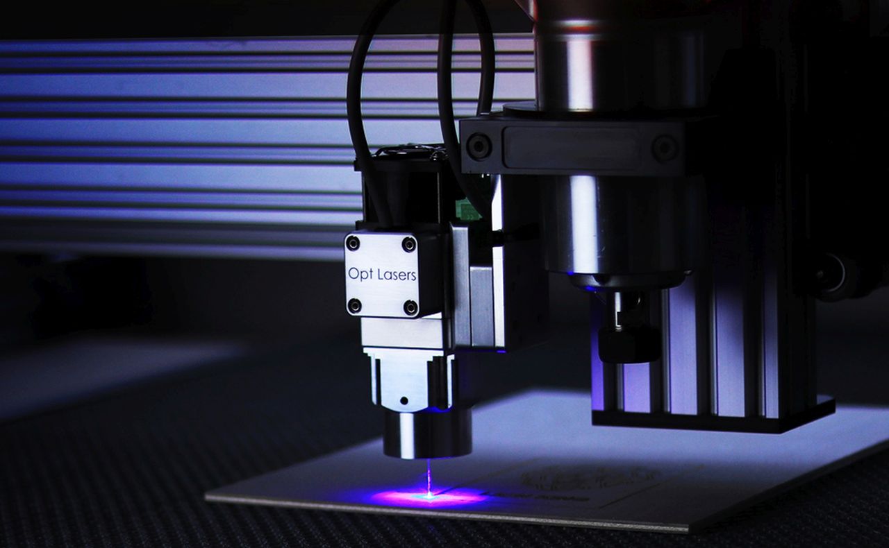 High-precision laser engraver focusing on textured surface